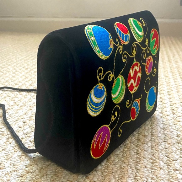BUENO Evening Collection Velvet Embroidered Holiday Crossbody - Picture 1 of 11